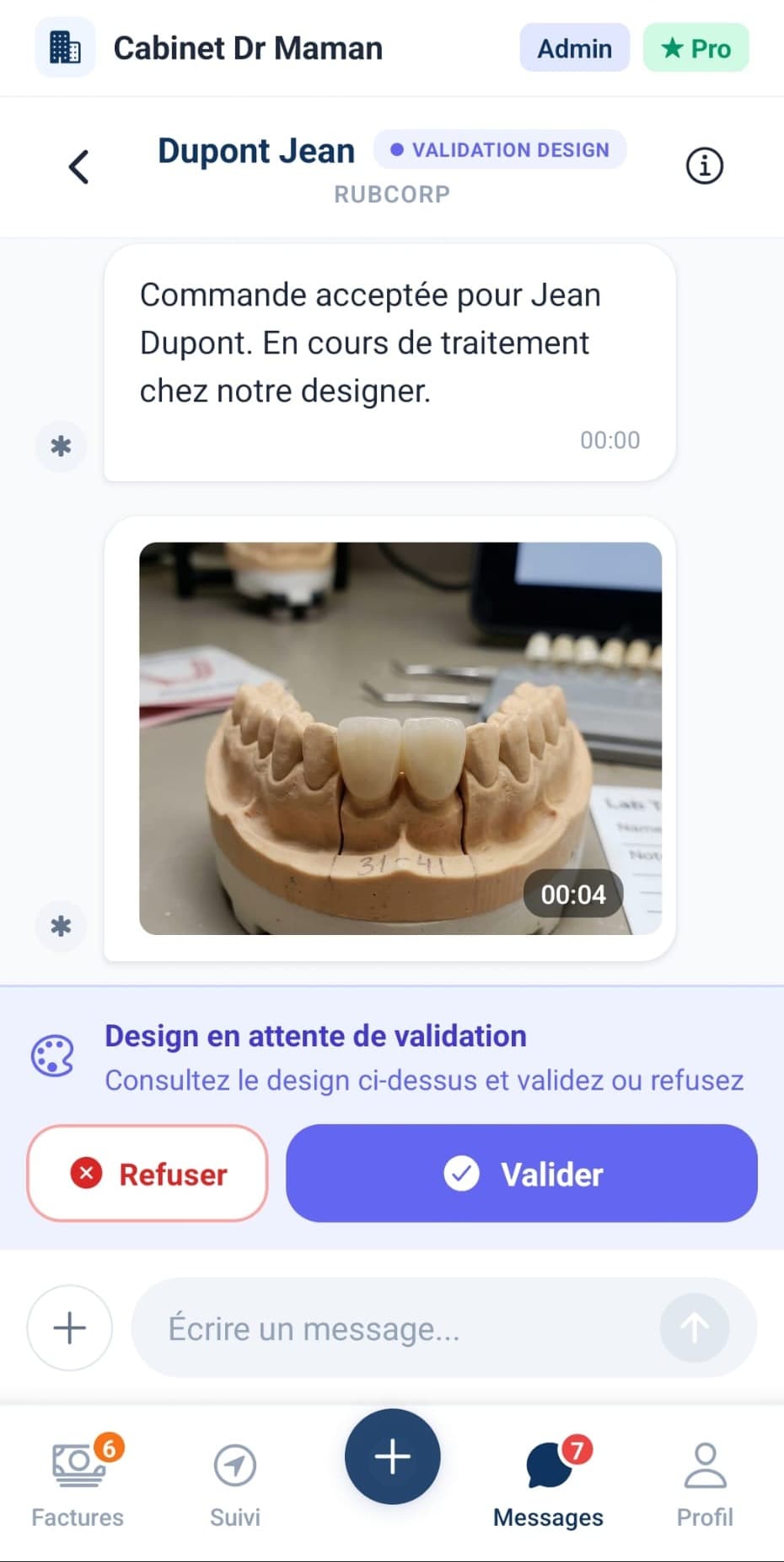 Écran de validation du design d'une prothèse dans l'app Labstore : photo réelle de la pièce avec les actions Refuser et Valider.